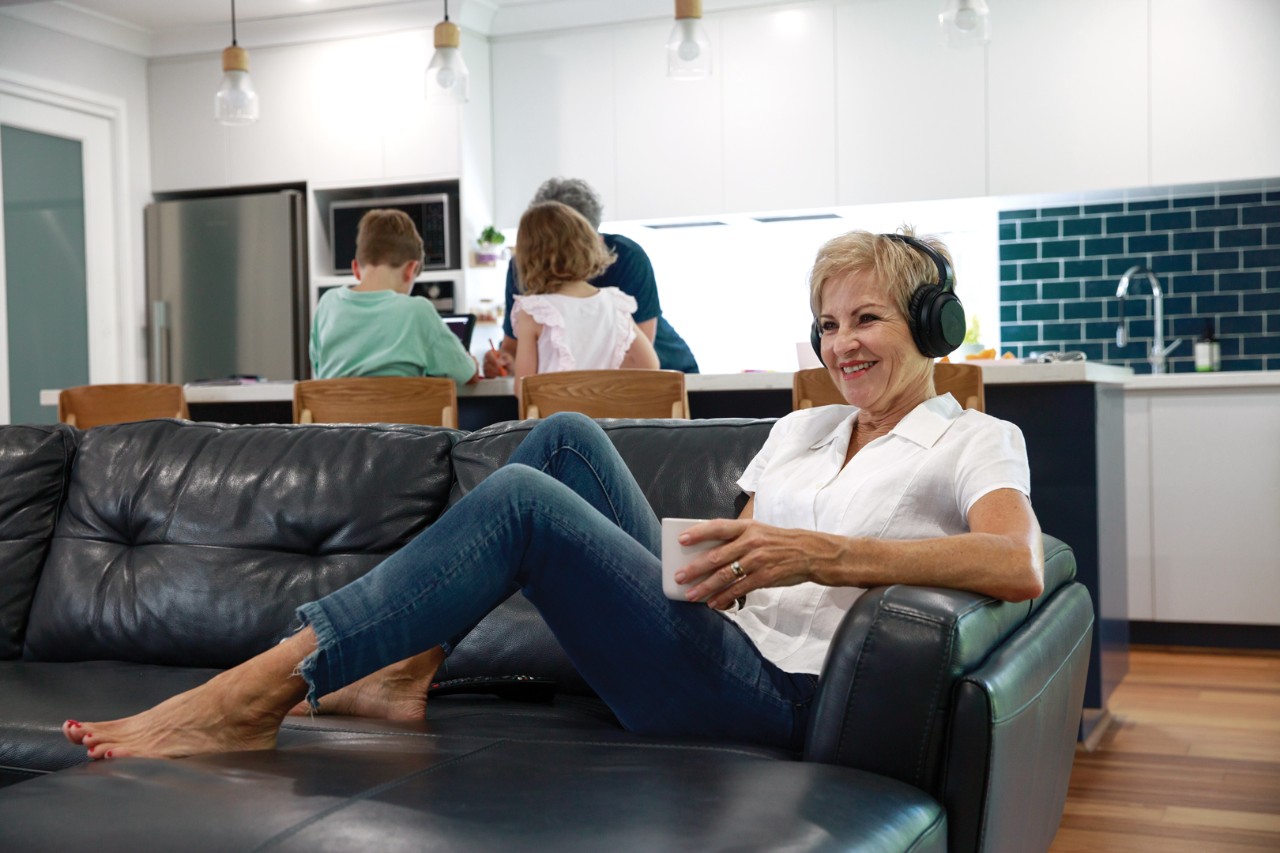 Femme avec casque s'isole dans le salon
